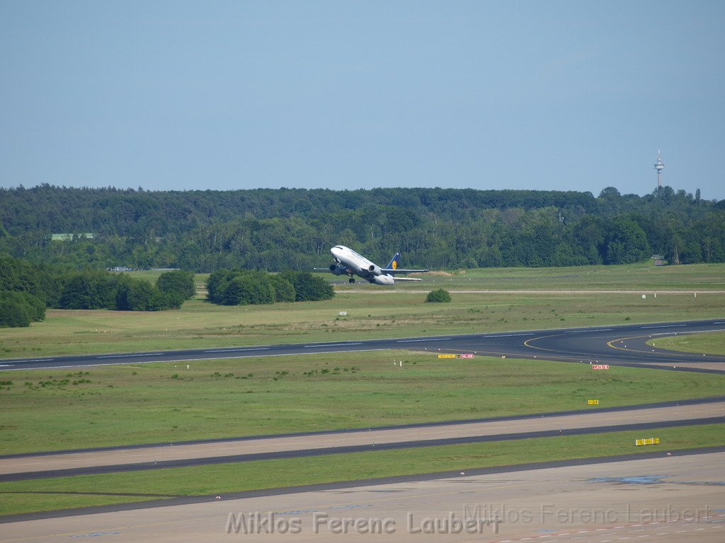 Lufthansa Airbus A 380 zu Besuch Flughafen Koeln Bonn P049.JPG